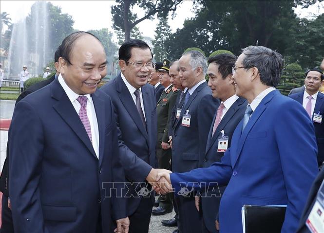 Trong ảnh: Thủ tướng Chính phủ Nguyễn Xuân Phúc giới thiệu với Thủ tướng Vương quốc Campuchia Samdech Techo Hun Sen các thành viên Đoàn đại biểu Chính phủ Việt Nam. Ảnh: Thống Nhất - TTXVN