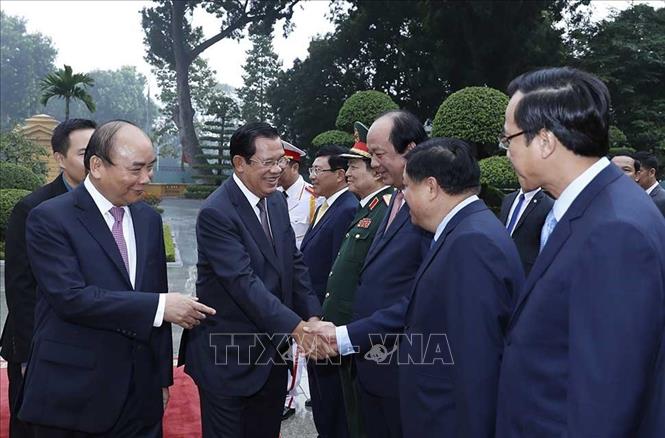 Trong ảnh: Thủ tướng Chính phủ Nguyễn Xuân Phúc giới thiệu với Thủ tướng Vương quốc Campuchia Samdech Techo Hun Sen các thành viên Đoàn đại biểu Chính phủ Việt Nam. Ảnh: Thống Nhất - TTXVN