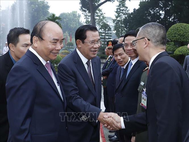 Trong ảnh: Thủ tướng Chính phủ Nguyễn Xuân Phúc giới thiệu với Thủ tướng Vương quốc Campuchia Samdech Techo Hun Sen các thành viên Đoàn đại biểu Chính phủ Việt Nam. Ảnh: Thống Nhất - TTXVN