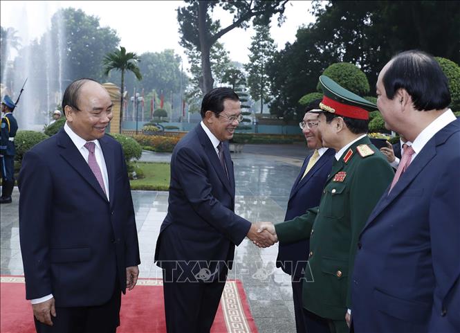 Trong ảnh: Thủ tướng Chính phủ Nguyễn Xuân Phúc giới thiệu với Thủ tướng Vương quốc Campuchia Samdech Techo Hun Sen các thành viên Đoàn đại biểu Chính phủ Việt Nam. Ảnh: Thống Nhất - TTXVN