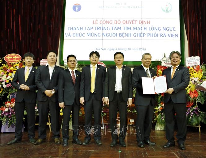 Trong ảnh: PGS.TS Trần Bình Giang (ngoài cùng bên phải), Giám đốc Bệnh viện Hữu Nghị Việt Đức trao quyết định thành lập cho Ban lãnh đạo Trung tâm Tim mạch lồng ngực. Ảnh: Dương Ngọc – TTXVN