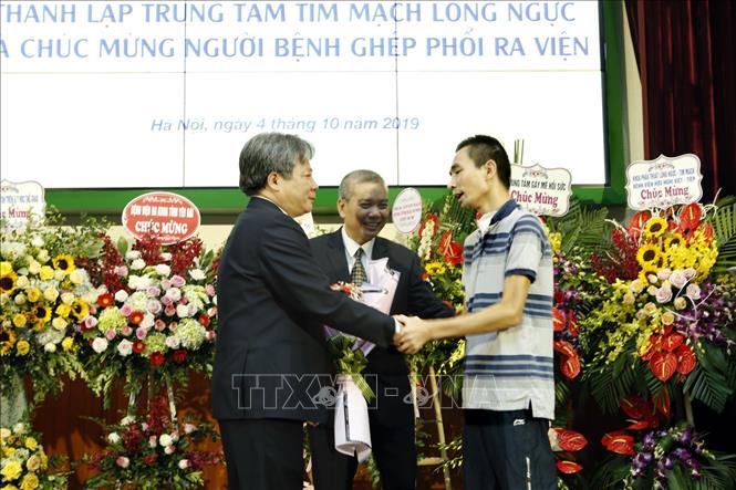 Trong ảnh: Bệnh nhân N.V.K (38 tuổi) mắc bệnh giãn toàn bộ phế quản giai đoạn cuối – ca thứ 2 vừa được ghép phổi từ người cho chết não, tặng hoa tri ân các thầy thuốc Bệnh viện Hữu nghị Việt Đức. Ảnh: Dương Ngọc – TTXVN