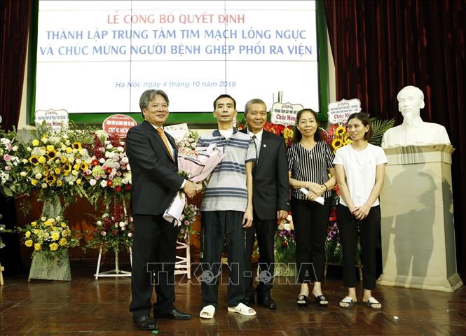 Trong ảnh: Bệnh nhân N.V.K (38 tuổi) mắc bệnh giãn toàn bộ phế quản giai đoạn cuối – ca thứ 2 vừa được ghép phổi từ người cho chết não, tặng hoa tri ân các thầy thuốc Bệnh viện Hữu nghị Việt Đức. Ảnh: Dương Ngọc – TTXVN