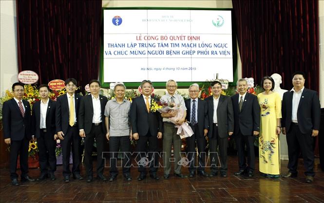 Trong ảnh: Lãnh đạo Bệnh viện Hữu nghị Việt Đức qua các thời kỳ cùng các thầy thuốc Trung tâm Tim mạch lồng ngực chụp ảnh kỷ niệm. Ảnh: Dương Ngọc – TTXVN