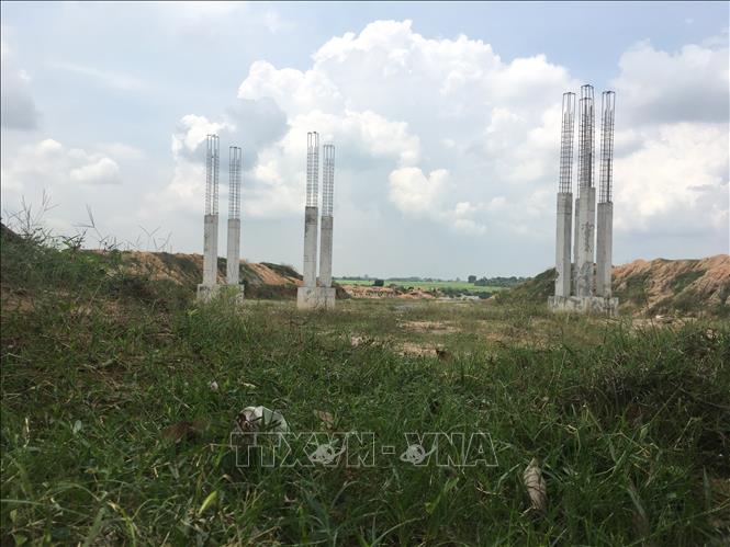 Trong ảnh: Dự án khu đô thị-thương mại-dịch vụ Tân Phú đã được chủ đầu tư cho đổ trụ bê tông để thi công hạ tầng. Ảnh: Nguyễn Văn Việt - TTXVN