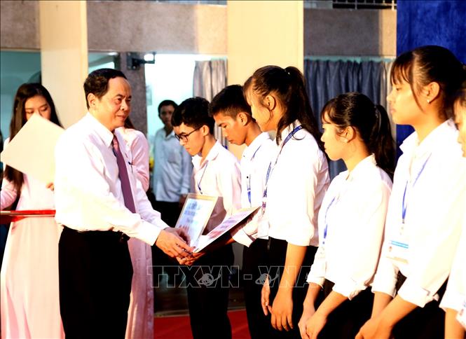 Trong ảnh: Ông Trần Thanh Mẫn, Chủ tịch Ủy ban Trung ương Mặt trận Tổ quốc Việt Nam - trao học bổng cho sinh viên nghèo vượt khó. Ảnh: Ánh Tuyết - TTXVN 