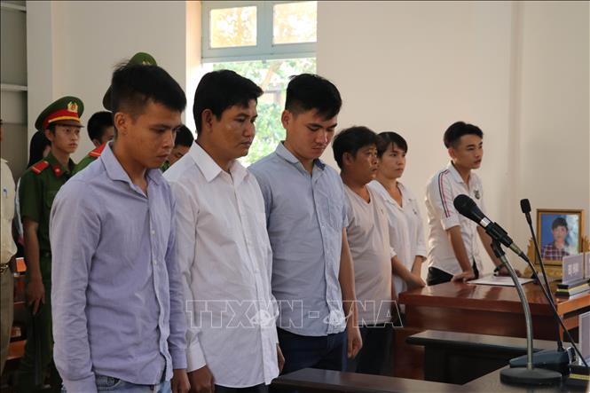 Trong ảnh: Ba bị cáo gồm Nguyễn Phước Thuận, Nguyễn Minh Huân và Châu Minh Nhựt tại phiên tòa. Ảnh: Bùi Giang - TTXVN
