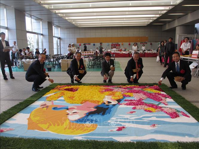 Trong ảnh: Đại sứ Việt Nam tại Nhật Bản Vũ Hồng Nam và ông Ichita Yamamoto, Thống đốc tỉnh Gunma thực hiện nghi thức thả hoa khai mạc lễ hội. Ảnh: Đào Tùng - Phóng viên TTXVN tại Nhật Bản