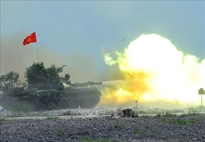 Trong ảnh: Lực lượng xe tăng của Binh đoàn Cửu Long bắn yểm trợ cho bộ binh tấn công trong đợt diễn tập bắn đạn thật, tháng 12/2011. Ảnh: Trọng Đức – TTXVN