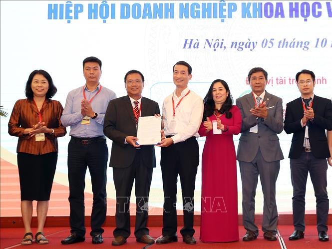 Trong ảnh: Đại diện Bộ Nội vụ trao Quyết định thành lập Hiệp hội Doanh nghiệp Khoa học và Công nghệ Việt Nam. Ảnh: TTXVN phát