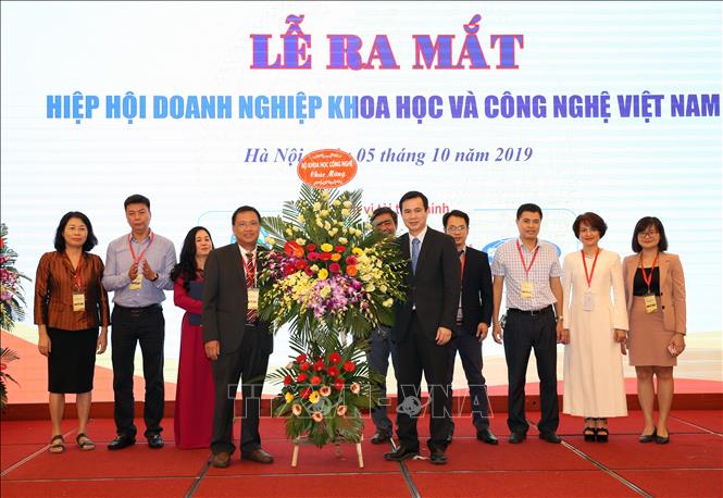 Trong ảnh: Thứ trưởng Bộ Khoa học và Công nghệ Bùi Thế Duy tặng hoa chúc mừng Hội Liên hiệp Doanh nghiệp Khoa học và Công nghệ Việt Nam. Ảnh: TTXVN phát