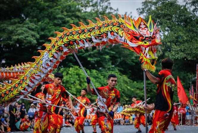 Liên hoan múa rồng là một nét đặc trưng của văn hóa Việt Nam. Bức ảnh sẽ cho bạn nhìn thấy những chiếc rồng được cùng nhau nhịp nhàng lượn lờ trên không trung, như đang hát ca một bài hát về đất nước và con người. Hãy tham gia để tìm thấy sự vui tươi và cảm xúc thăng hoa.