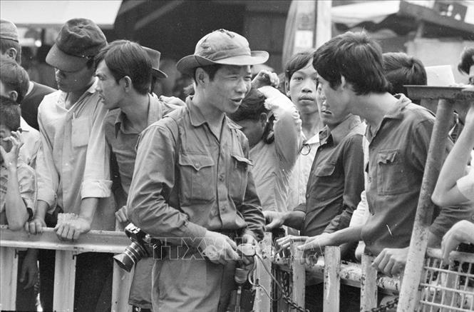 Trong ảnh: Phóng viên Đinh Quang Thành của Việt Nam Thông tấn xã gặp gỡ, thu thập thông tin từ người dân Sài Gòn trong ngày giải phóng, 30/4/1975. Ảnh: TTXVN