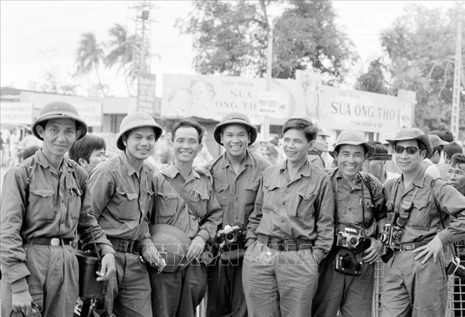 Trong ảnh: Phóng viên Thông tấn xã Giải phóng và Việt Nam Thông tấn xã tham gia đưa tin trong Chiến dịch Hồ Chí Minh, tháng 4/1975. Ảnh: TTXVN