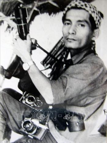 Trong ảnh: Phóng viên ảnh Dương Thanh Phong của Thông tấn xã Giải phóng. Ảnh: Tư liệu TTXVN                             
