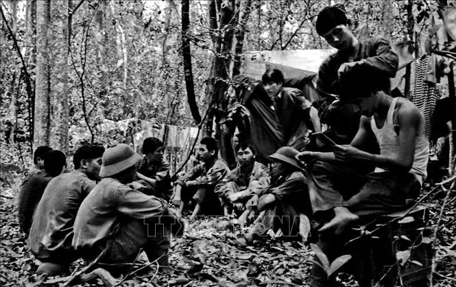 Trong ảnh: Chặng dừng chân của đoàn phóng viên GP 10 của Việt Nam Thông tấn xã trên đường vào Chiến dịch Hồ Chí Minh để chi viện cho Thông tấn xã Giải phóng. Ảnh: Tư liệu TTXVN