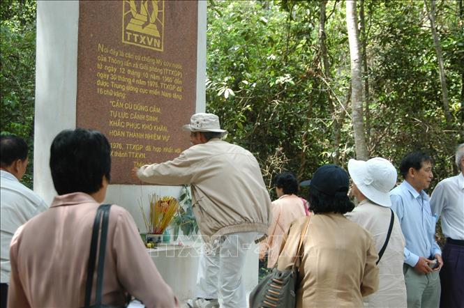 Trong ảnh: Ngày 9/5/2009, đoàn cán bộ, phóng viên, công nhân viên đã từng làm việc tại cơ quan Thông tấn xã Giải phóng trong thời kỳ chiến tranh dâng hương tại Bia kỷ niệm truyền thống TTXGP ở huyện Tân Biên, tỉnh Tây Ninh. Ảnh: Thanh Phàn - TTXVN