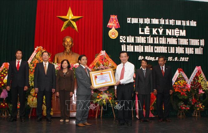 Trong ảnh: Lễ kỷ niệm 52 năm Thông tấn xã Giải phóng Trung Trung bộ và đón nhận Huân chương Lao động hạng Nhất được tổ chức tại thành phố Đà Nẵng, ngày 15/9/2012. Ảnh: Trần Lê Lâm – TTXVN