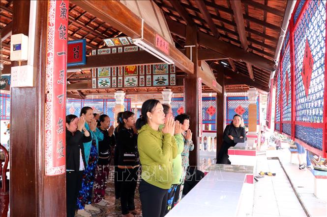 Trong ảnh: Người dân dự Lễ hội Trùng Cửu tại Nhà Lớn Long Sơn. Ảnh: Đoàn Mạnh Dương - TTXVN