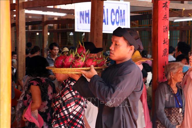 Trong ảnh: Người dân dự Lễ hội Trùng Cửu dâng lễ với hoa trái, sản vật tự làm. Ảnh: Đoàn Mạnh Dương - TTXVN