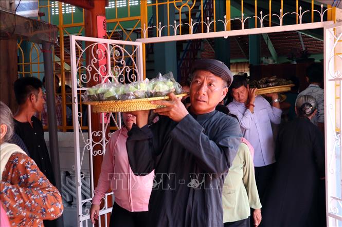 Trong ảnh: Người dân dự Lễ hội Trùng Cửu dâng lễ với hoa trái, sản vật tự làm. Ảnh: Đoàn Mạnh Dương - TTXVN