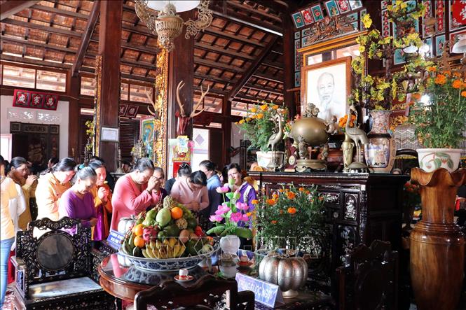 Trong ảnh: Đông đảo người dân thắp hương tại Ban thờ Bác Hồ trong Nhà Lớn Long Sơn. Ảnh: Đoàn Mạnh Dương - TTXVN