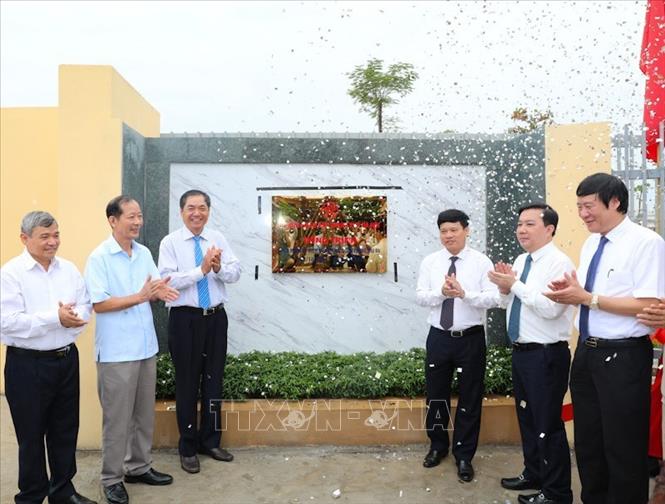Trong ảnh: Đại biểu thực hiện nghi thức gắn biển công trình chào mừng Kỷ niệm 65 năm Ngày Giải phóng Thủ đô cho trường THPT Nguyễn Quốc Trinh, huyện Thanh Trì. Ảnh: Thanh Tùng-TTXVN