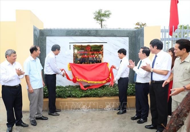 Trong ảnh: Đại biểu thực hiện nghi thức gắn biển công trình chào mừng Kỷ niệm 65 năm Ngày Giải phóng Thủ đô cho trường THPT Nguyễn Quốc Trinh, huyện Thanh Trì. Ảnh: Thanh Tùng-TTXVN