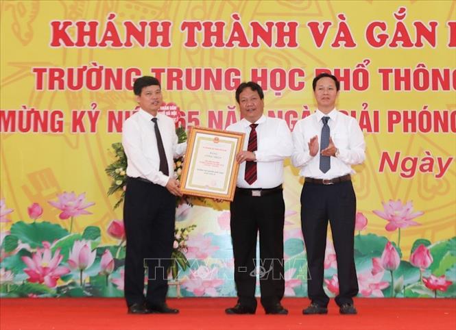 Trong ảnh: Phó Chủ tịch UBND TP Hà Nội Ngô Văn Quý trao Bằng công nhận công trình  chào mừng Kỷ niệm 65 năm Ngày Giải phóng Thủ đô cho trường THPT Nguyễn Quốc Trinh, huyện Thanh Trì. Ảnh: Thanh Tùng-TTXVN