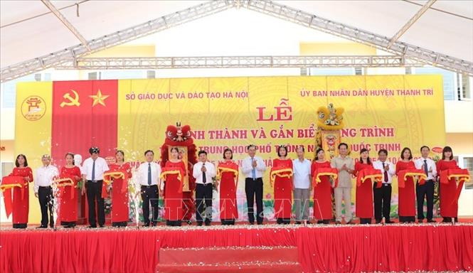 Trong ảnh: Đại biểu cắt băng khánh thành trường THPT Nguyễn Quốc Trinh. Ảnh: Thanh Tùng-TTXVN