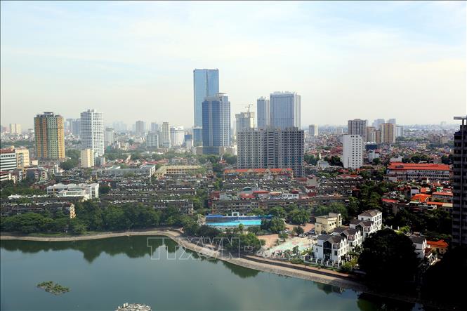Trong ảnh: Những khối nhà cao tầng đan xen với các khu tập thể xây dựng từ những năm 1970, 1980. Ảnh: Huy Hùng - TTXVN 