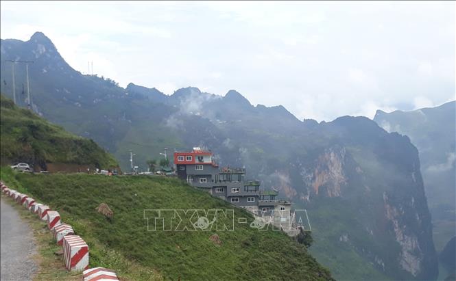Trong ảnh: Nhà nghỉ, nhà hàng Panorama Mã Pì Lèng. Ảnh: Nguyễn Chiến - TTXVN
