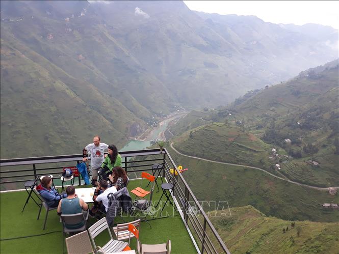 Trong ảnh: Điểm dừng chân Panorama Mã Pì Lèng, huyện Mèo Vạc (Hà Giang). Ảnh: Nguyễn Chiến - TTXVN