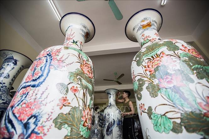 Photo:Big-size pottery vases made in Bat Trang village. VNA Photo: Trọng Đạt