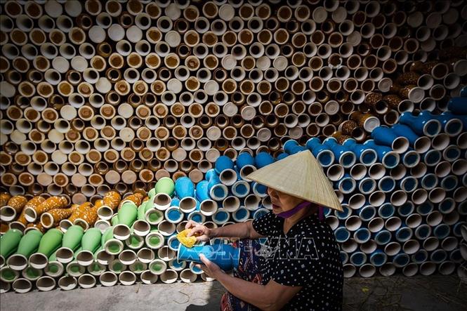 Photo: Pottery products made in Bat Trang village. VNA Photo: Trọng Đạt
