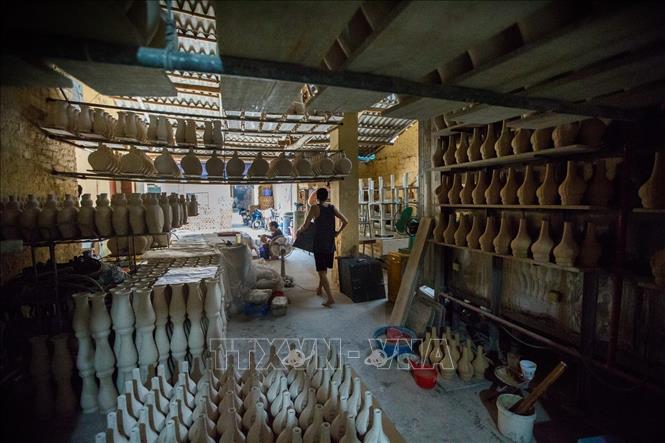 Photo: Inside a pottery making factory. VNA Photo: Trọng Đạt