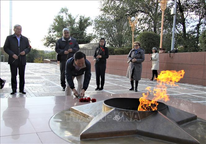 Đại sứ Ngô Đức Mạnh đặt hoa tại tượng đài kỷ niệm Quân đoàn 28 đã giải phóng thủ phủ Elista. Ảnh: Duy Trinh - P/vTTXVN tại Liên bang Nga
	