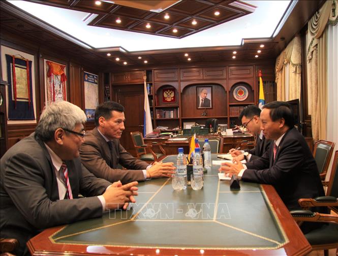 Đại sứ Ngô Đức Mạnh hội đàm với Tổng thống CH Kalmykia, Batu Khasikov. Ảnh: Duy Trinh - P/vTTXVN tại Liên bang Nga
	