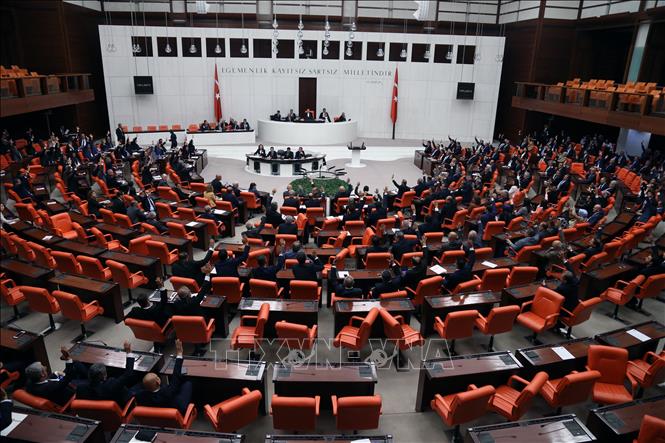 Trong ảnh: Toàn cảnh phiên họp Quốc hội Thổ Nhĩ Kỳ ở Ankara nhằm phê chuẩn quyết định của Chính phủ tiến hành chiến dịch tấn công các tay súng người Kurd ở Iraq và Syria, ngày 8/10/2019. Ảnh: THX/TTXVN