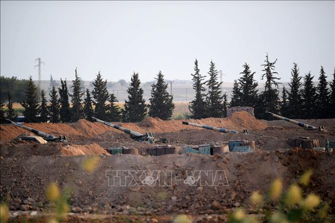 Trong ảnh: Pháo binh Thổ Nhĩ Kỳ ở gần thị trấn Akcakale thuộc tỉnh Sanliurfa, giáp giới Syria, ngày 8/10/2019. Ảnh: AFP/TTXVN