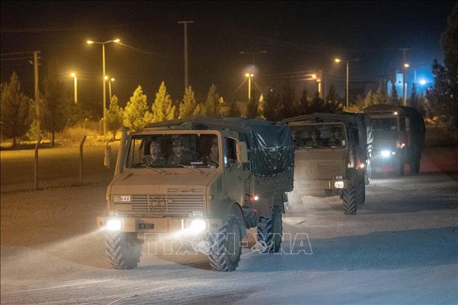 Trong ảnh: Xe quân sự của quân đội Thổ Nhĩ Kỳ ở gần thị trấn Akcakale thuộc tỉnh Sanliurfa, hướng tới biên giới Syria, ngày 8/10/2019. Ảnh: AFP/TTXVN