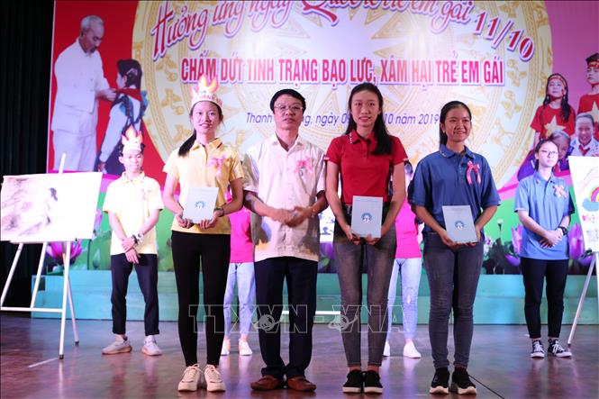Trong ảnh: Lãnh đạo Chi cục Dân số Kế hoạch hóa gia đình tỉnh Nghệ An trao quà cho 3 đội thi vẽ tranh. Ảnh: Bích Huệ - TTXVN
