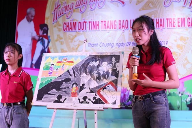 Trong ảnh: Học sinh trường THPT Đặng Thai Mai thuyết trình vẽ tranh về chủ đề Tránh mang thai tuổi vị thành niên. Ảnh: Bích Huệ-TTXVN
