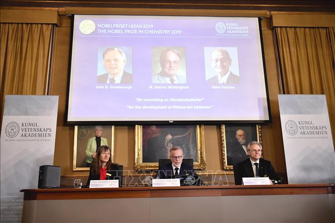 Trong ảnh: Các nhà khoa học (từ trái sang): John Goodenough, Stanley Whittingham và Akira Yoshino được xướng danh trong lễ công bố giải Nobel Hóa học 2019 tại Viện Khoa học Hoàng gia Thụy Điển ở Stockholm ngày 9/10/2019. Ảnh: AFP/TTXVN