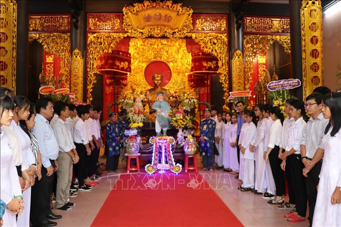 Trong ảnh: Học sinh trường THPT Tân Trụ dân hương Anh hùng dân tộc Nguyễn Trung Trực. Ảnh: Đức Hạnh - TTXVN