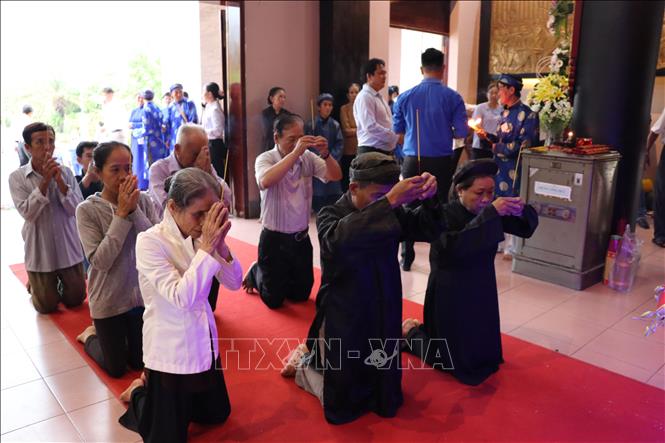 Trong ảnh: Hàng ngàn người dân các tầng lớp từ nhiều tỉnh thành Đồng bằng sông Cửu Long dâng hương Anh hùng dân tộc Nguyễn Trung Trực. Ảnh: Đức Hạnh - TTXVN