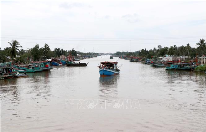 Trong ảnh: Cửa biển Khánh Hội bị bồi lắng ảnh hưởng lớn đến hoạt động giao thương của người dân. Ảnh: Thế Anh-TTXVN