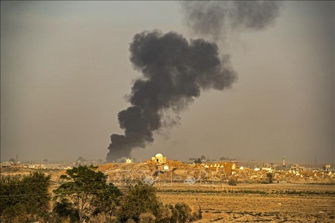 Trong ảnh: Khói bốc lên sau cuộc oanh tạc của quân đội Thổ Nhĩ Kỳ xuống thị trấn Ras al-Ain ở tỉnh Hasakeh, miền Đông Bắc Syria ngày 9/10/2019. Ảnh: AFP/TTXVN 