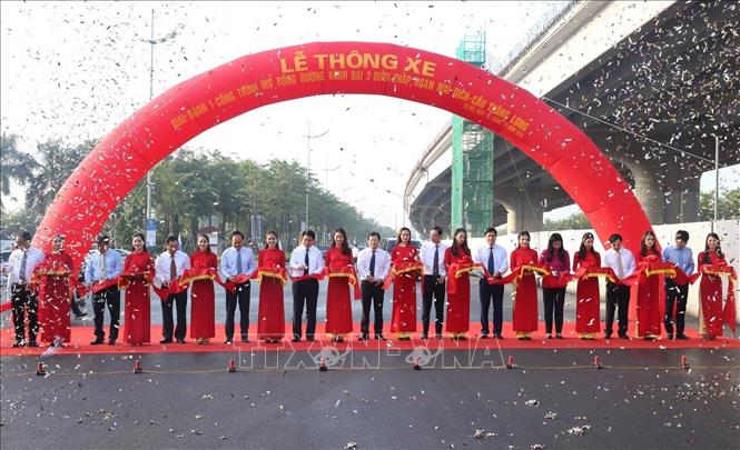 Trong ảnh: Phó Thủ tướng Trịnh Đình Dũng cùng các đại biểu thực hiện nghi thức cắt băng thông xe. Ảnh: Dương Giang - TTXVN