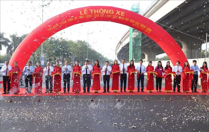 Trong ảnh: Phó Thủ tướng Trịnh Đình Dũng cùng các đại biểu thực hiện nghi thức cắt băng thông xe. Ảnh: Dương Giang - TTXVN